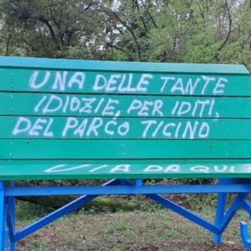Imbrattata (di nuovo) la panchina gigante a Bernate Ticino