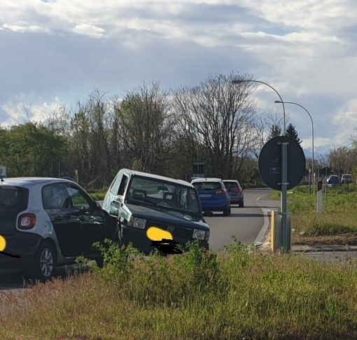 Ancora un incidente al solito incrocio Magenta-Robecco: Panda sale sulla Smart