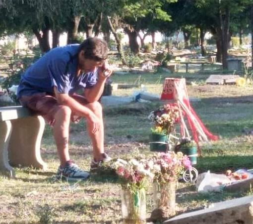 Papà Miguel Ángel si ritrova al cimitero davanti alla tomba del figlio per ascoltare alla radiolina le partite della squadra del cuore del suo Nahuel, scomparso in un incidente d'auto a 19 anni nel 2016 di ritorno da una trasferta del San Martín