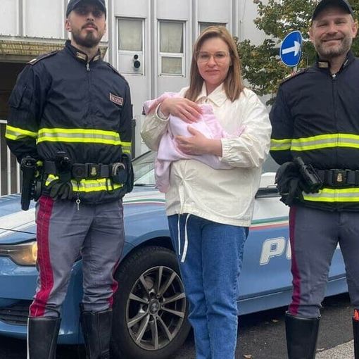 Monza, donna partorisce in autostrada