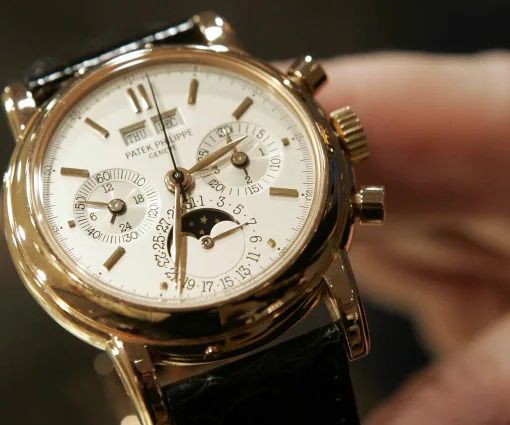 Milano, rompono il vetro della Ferrari e &quot;soffiano&quot; Patek Philippe da 40mila euro