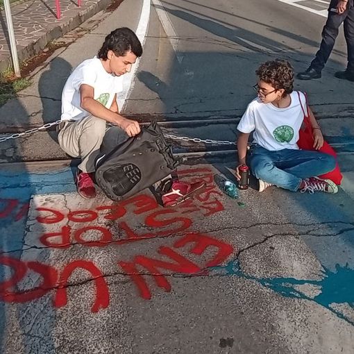 Sannazzaro: attivisti di Fridays For Future si incatenano ai cancelli e bloccano la raffineria Eni