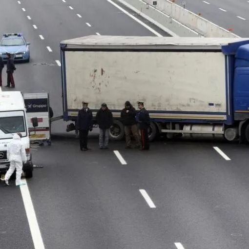 Ladri assaltano un furgone portavalori sulla A4: autostrada bloccata
