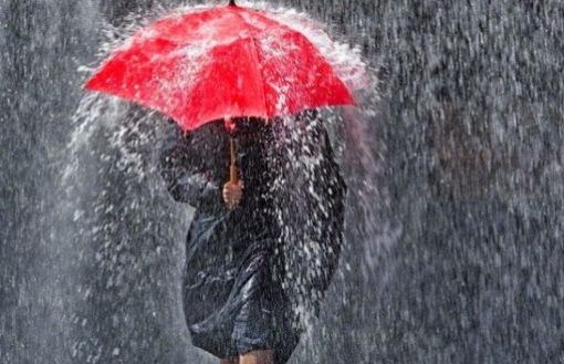 Acqua, acqua e ancora acqua: sarà un fine settimana di nuvole e pioggia