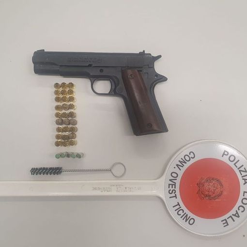 Auto ribaltata a Trecate, la Polizia Locale rinviene una pistola