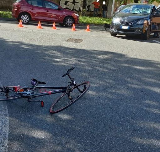Ciclista investito dall’auto a Robecco: finisce al pronto soccorso in codice giallo