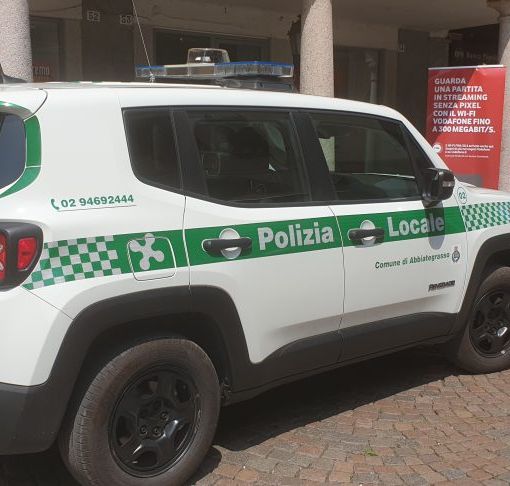 Aggredisce gli agenti della Polizia locale al comando di Abbiategrasso: bloccato con lo spray