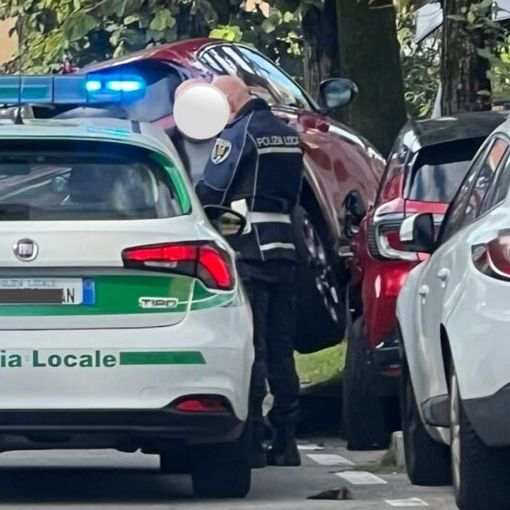Magenta: perde il controllo dell’auto e finisce contro un veicolo in sosta