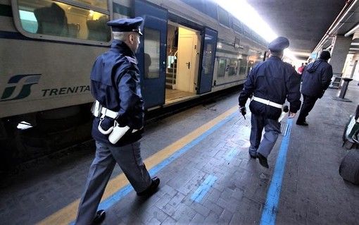 Ruba zaino con pc su un treno in Centrale: preso un 46enne