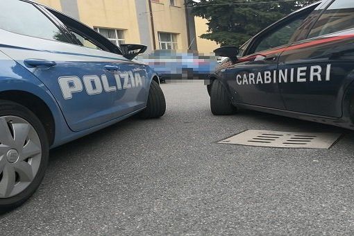 Busto Arsizio: «Ti faccio esplodere la faccia». Marito violento arrestato per maltrattamenti alla moglie e ai figli piccoli