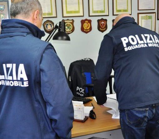 Vercelli: va fuori di testa e aggredisce i poliziotti intervenuti nel corso di una lite, arrestato