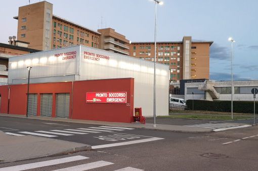 Misteriosa aggressione a Mesero: entra in un negozio, sfascia la vetrina del bancone e picchia il proprietario