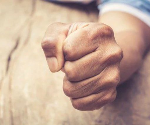 Pugno e aggressione: 18 e 19enne arrestati a Milano