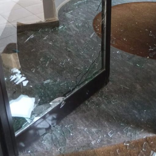 Magenta: incursione in una palazzina di via Pusterla, ingresso preso a sprangate
