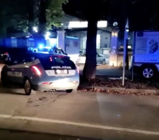 Vercelli: arrestati tre passeur pakistani: in un furgoncino avevano stipato 5 migranti - VIDEO