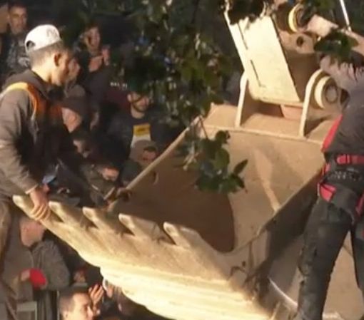 Rayan, piccolo eroe di tutti noi: è stato estratto vivo dal pozzo. Ma poi sull'elicottero si spegne la speranza