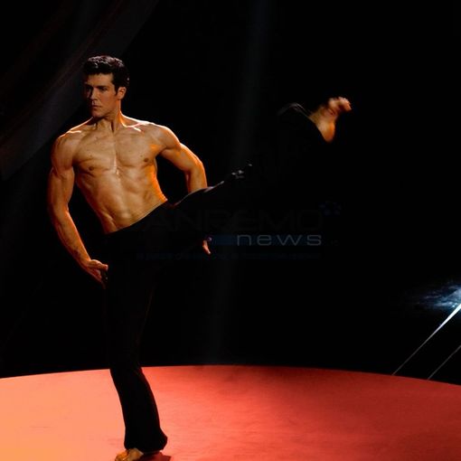 Roberto Bolle lascia senza fiato con il suo Bolero: l'étoile brilla sul palco dell'Ariston