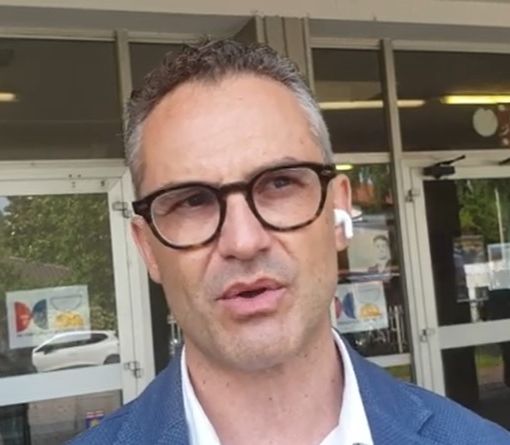 Accoltellamento all’Alessandrini di Abbiategrasso, il preside: “La professoressa sta bene, ringrazia tutti per le manifestazioni di affetto”