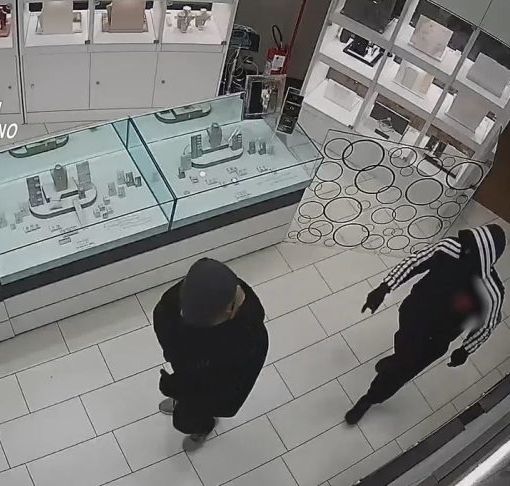Rapina in gioielleria a Rho: quarto complice incastrato dall’anello regalato alla sua ex