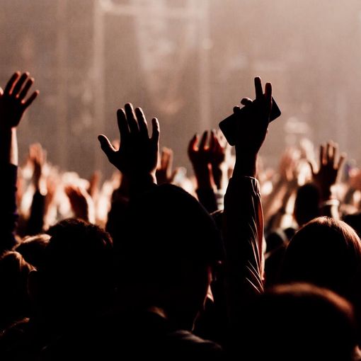 Milano, polizia interrompe un rave party in stabile abbandonato