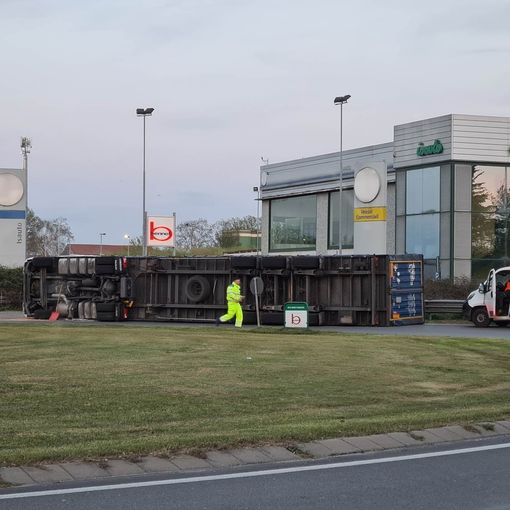 Il camion ribaltato questo pomeriggio alla rotonda della Bennet