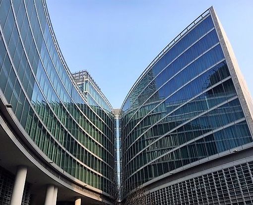 Palazzo Lombardia e grattacielo Pirelli si illuminano di verde per onorare gli Alpini