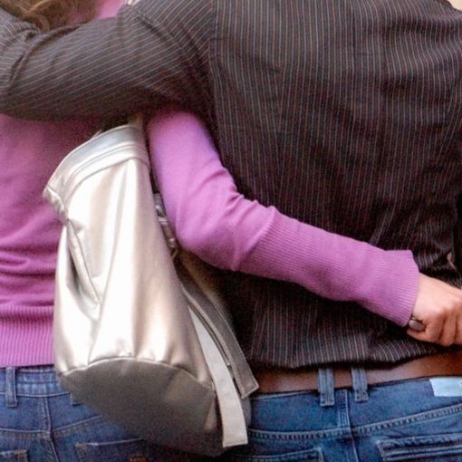 Milano, non accettano la relazione della figlia 16enne: egiziano ai domiciliari, ragazza in comunità protetta