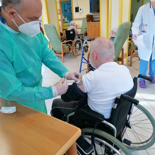 Casa Famiglia Inveruno: iniziata la campagna vaccinale. Adesioni tra i residenti del 99% e del 90% tra gli operatori