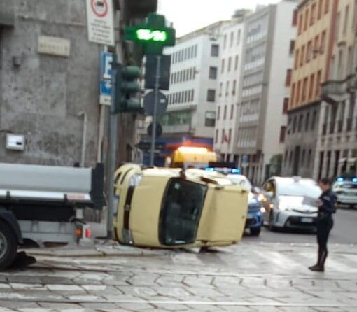 Milano: auto ribaltata in largo Augusto, donna ferita trasferita al Policlinico