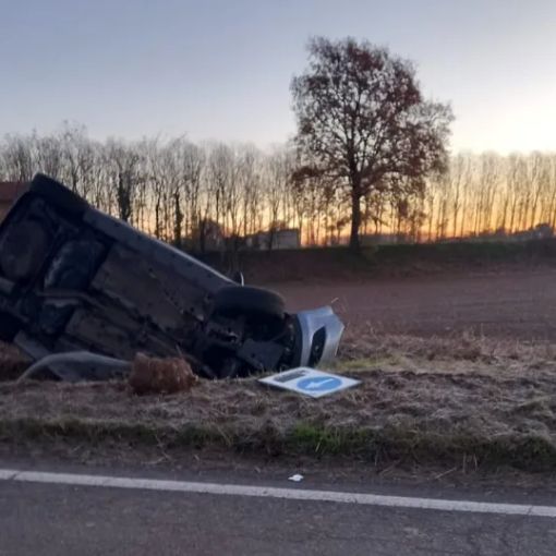Automobilista finisce nel fosso a Robecco sul Naviglio nella frazione di Cascinazza