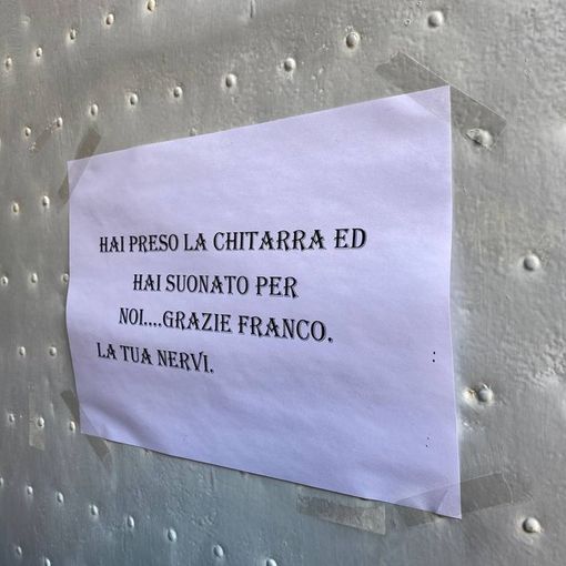 L'ultimo saluto a Franco Gatti, il &quot;baffo&quot; dei Ricchi e Poveri: «Hai preso la chitarra e hai suonato per noi, grazie» (Video)