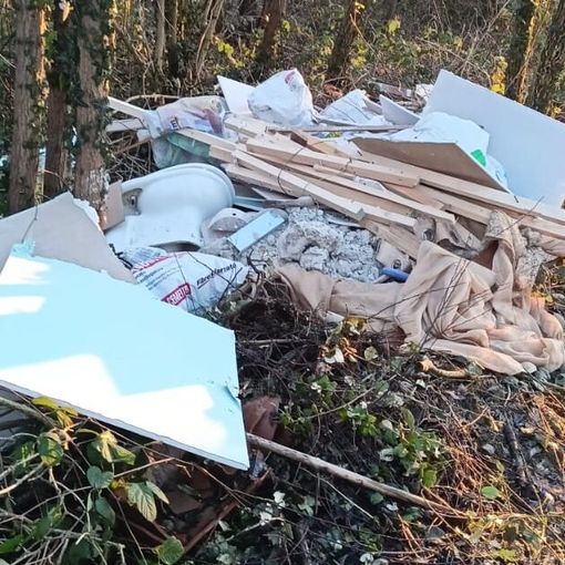 Robecco sul Naviglio: ancora rifiuti abbandonati in località Tre Fontane a Casterno