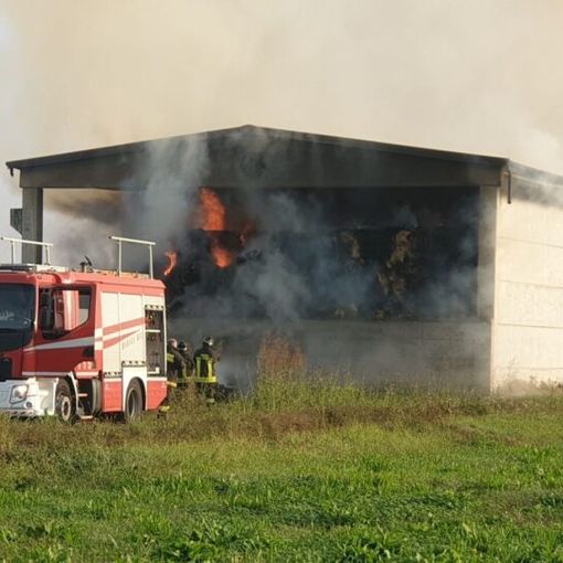 Capannone in fiamme a Casterno di Robecco sul Naviglio: vigili del fuoco al lavoro