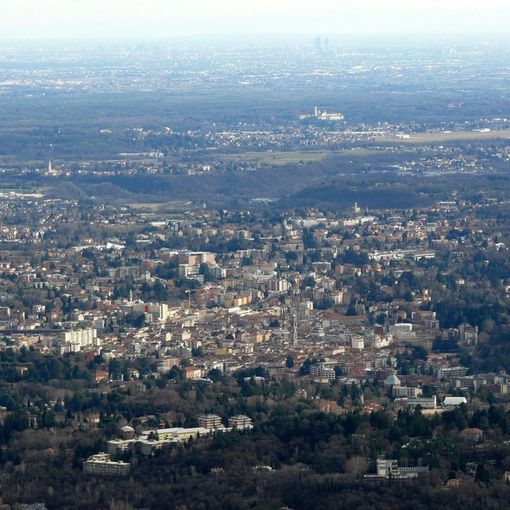 Sole e bel tempo per molti giorni su tutta la regione: qui la bellissima vista dall'alto della nostra provincia con sguardo su Milano nella foto di Mario Chiodetti