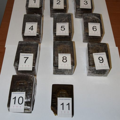 Inseguito dai carabinieri sull'autostrada A26, viene trovato con cinque chili di hashish nascosti in auto: 40enne arrestato