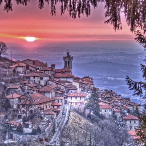 Possibile il ritorno dei fiocchi bianchi domani sera al Sacro Monte (foto Federico Bellini - Osservatorio Campo dei Fiori - tratta da astrogeo.it) Possibile il ritorno dei fiocchi bianchi domani sera al Sacro Monte (foto Federico Bellini - Osservatorio Campo dei Fiori - tratta da astrogeo.it)