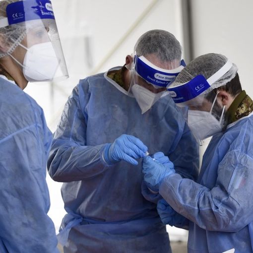 Prezzo dei tamponi, scontro in Regione: «In Lombardia negata l'equità per i cittadini». La replica: «Nell'86% dei casi già gratuiti»