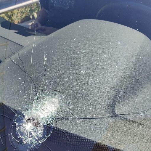 Sassi dal cavalcavia sull'autostrada tra Saronno e Uboldo: auto colpita