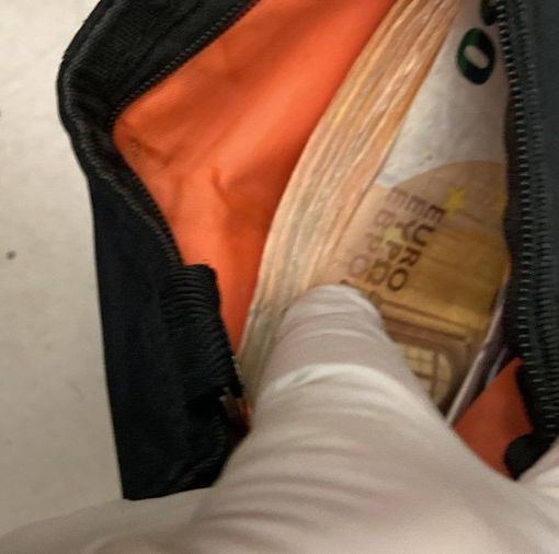 Ragazzino trova portafoglio con 3mila euro e lo consegna alla direttrice del supermercato
