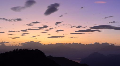 Onde orografiche al tramonto lungo le Alpi (foto da Campo dei Fiori - Paolo Valisa)