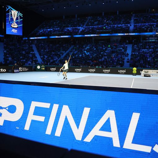 Sinner scrive la storia del tennis italiano: supera Mevedev e vola in finale alle Atp Finals
