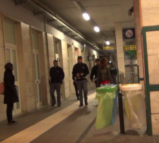 Urtata dal treno e sbalzata sulla banchina, finisce in ospedale in codice rosso