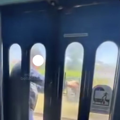 Aggrappato al treno in movimento per un selfie