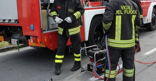 Magenta: dito incastrato nell’anta dell’armadio, ragazzina liberata dai vigili del fuoco