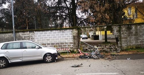 Magenta: auto demolisce il muro della caserma della Polizia Stradale