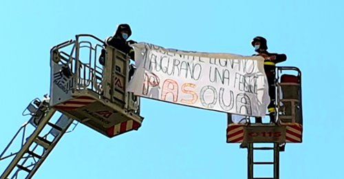 Buona Pasqua alla Pediatria del Fornaroli dai Vigili del Fuoco di Magenta e Legnano