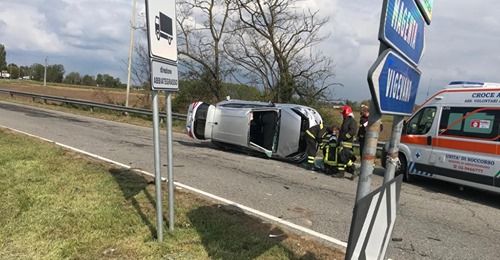 Abbiategrasso: auto ribaltata sulla 526, ferita una donna