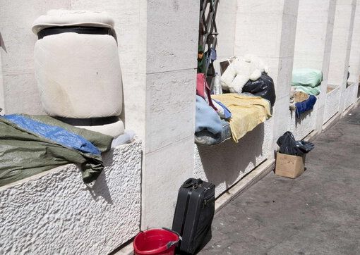 Milano, 23enne senzatetto partorisce ma rinuncia al figlio: ‘Non possiamo mantenerlo&quot;