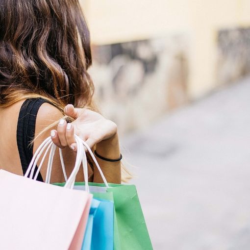 Natale 2024: tradizione e scelte di acquisto tra giovani, donne e adulti