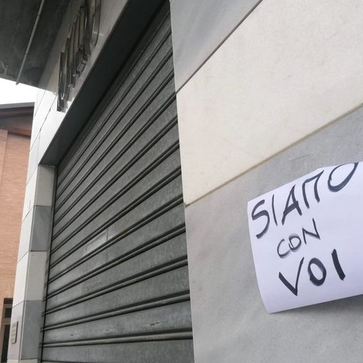 &quot;Siamo con voi&quot; recita il messaggio comparso stamane sulle serrande della Gioielleria Roggero